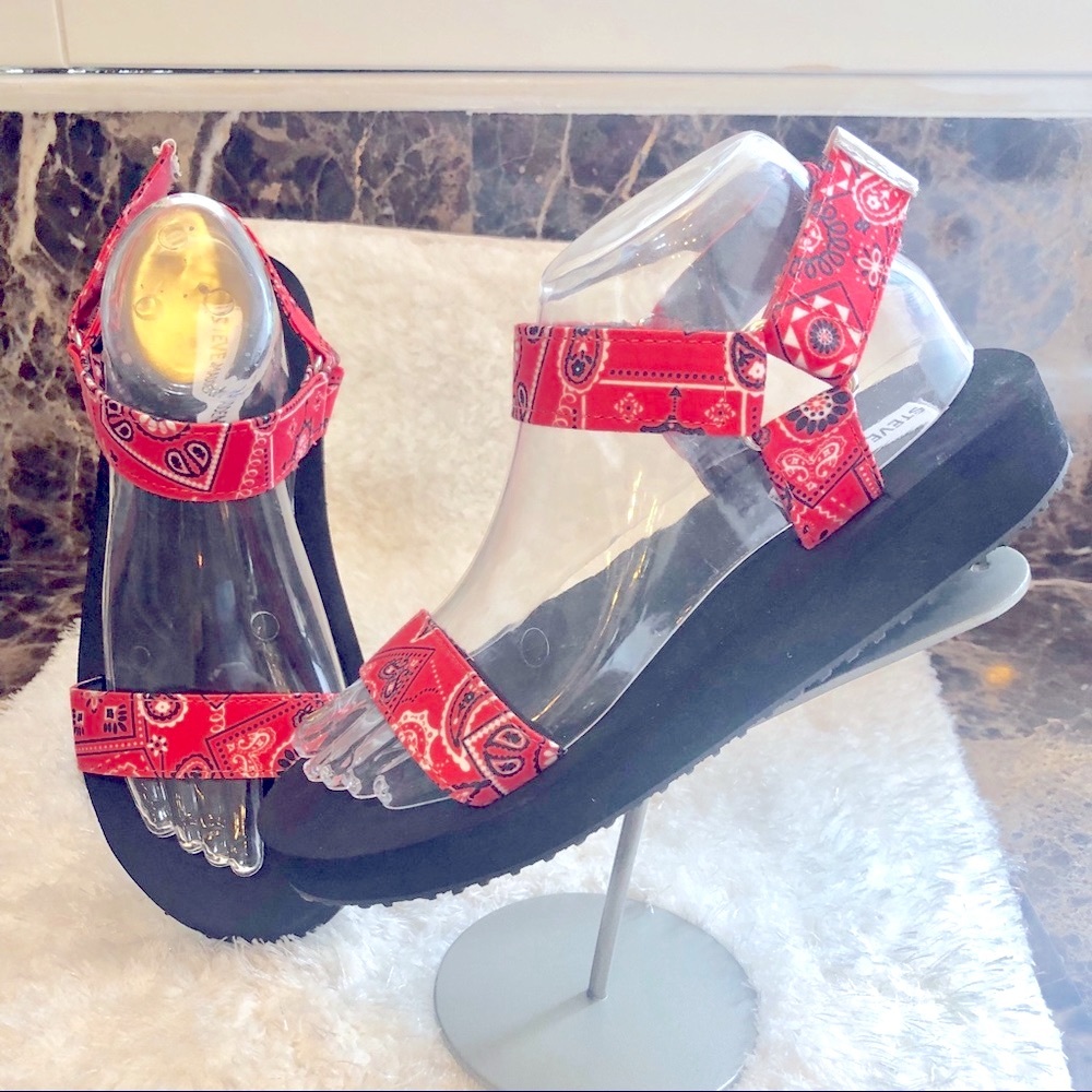 NEW-Steve Madden-Red Bandanna-NIL Sandal-Sz 8 - Picture 3 of 8